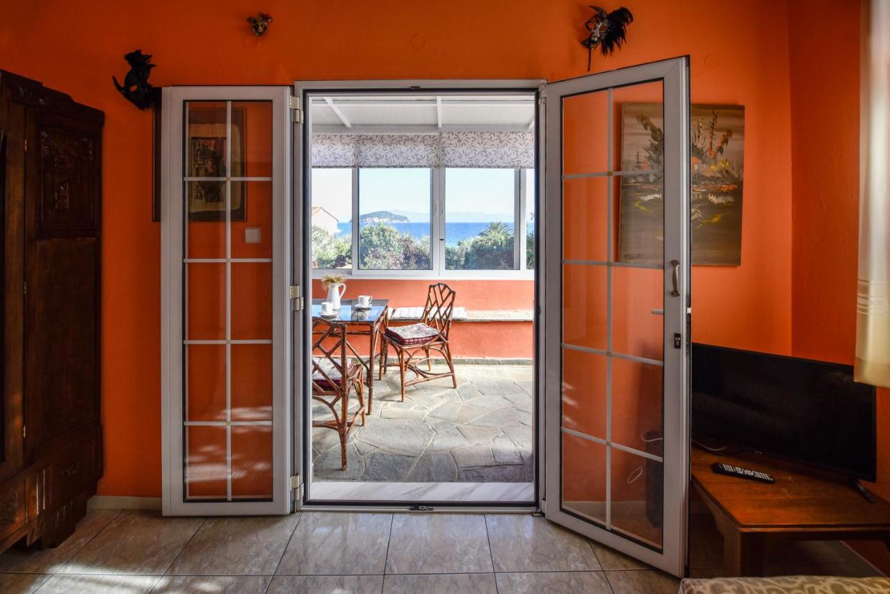House By The Sea 2 Apartment Nea Iraklitsa Bagian luar foto